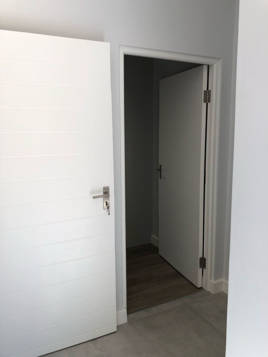 To Let 4 Bedroom Property for Rent in Somerset Ridge Western Cape